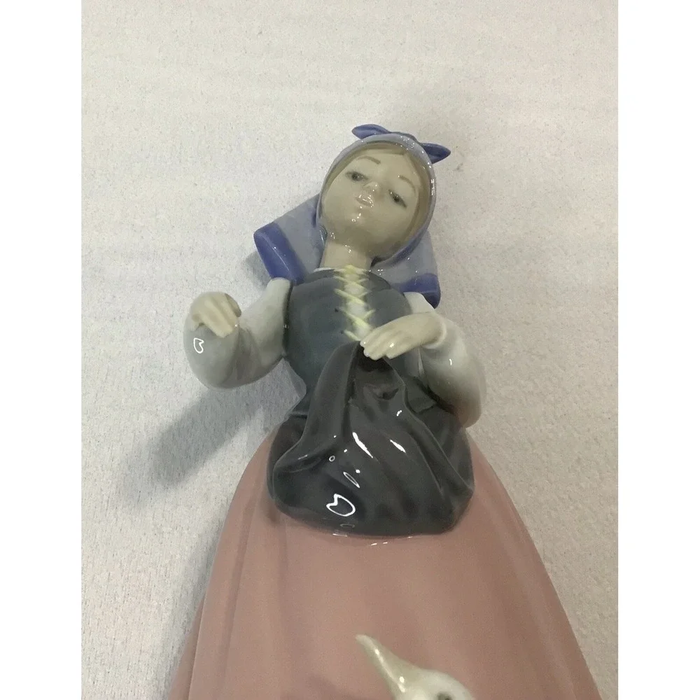 LLADRO Retired Porcelain Josefa‎ Feeding Duck Number 5201 Pink Gray Blue READ